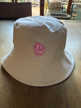 Urban Outfitters Cream and Pink Reversible Bucket Hat with 🫠 logo, small